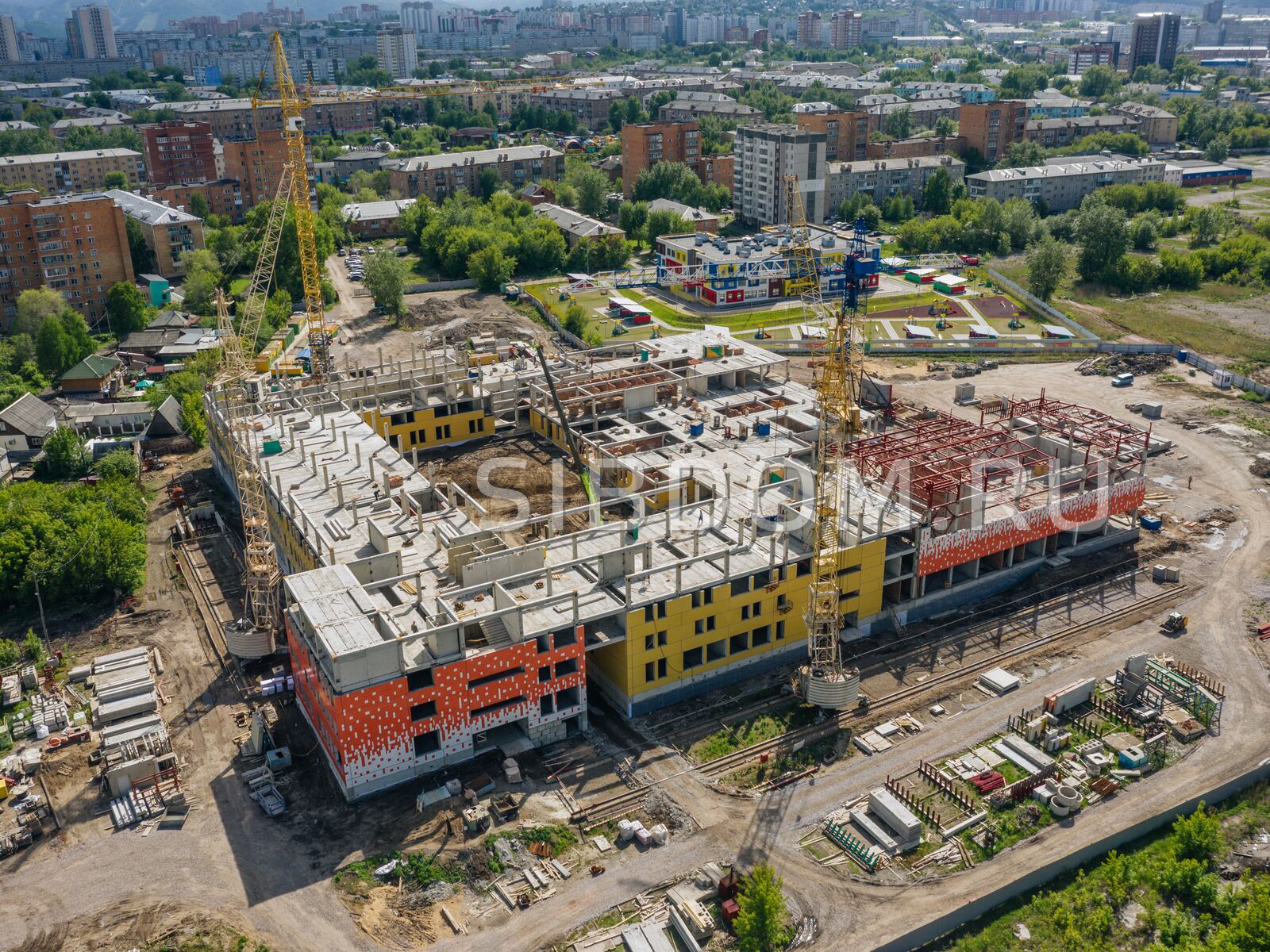 В Красноярске оценили степень готовности школы на улице Омской . СИБДОМ